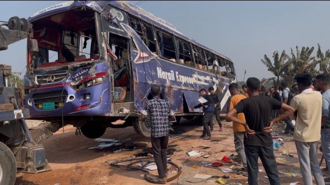 যাত্রীবাহী বাস উলটে প্রাণ গেল দুজনের