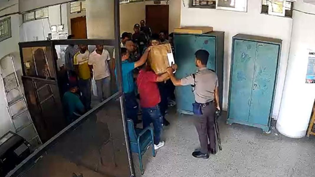 পুলিশের সামনেই টেন্ডার বাক্স ছিনতাই