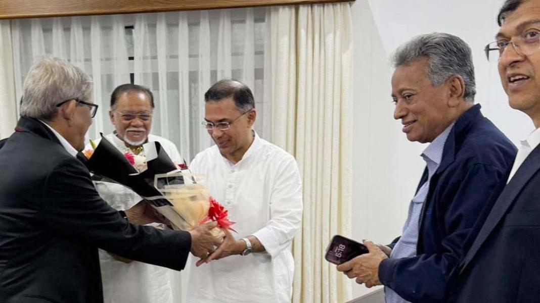 তারেক রহমানকে ফুল দিয়ে শুভেচ্ছা জানালেন মির্জা ফখরুল