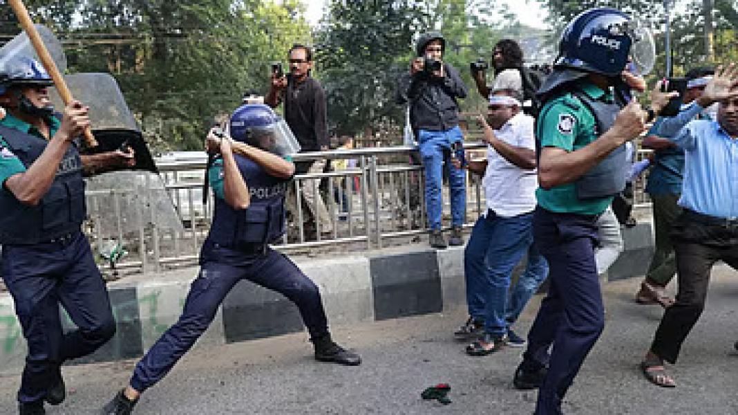 শাহবাগে শিক্ষকদের উপর লাঠি, কাঁদানে গ্যাস ও সাউন্ড গ্রেনেড নিক্ষেপ