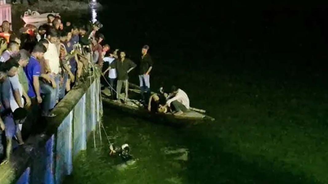 পদ্মায় পড়ে গেছে বাস, সাঁতরে পাড়ে উঠতে পেরেছে ১১ জন