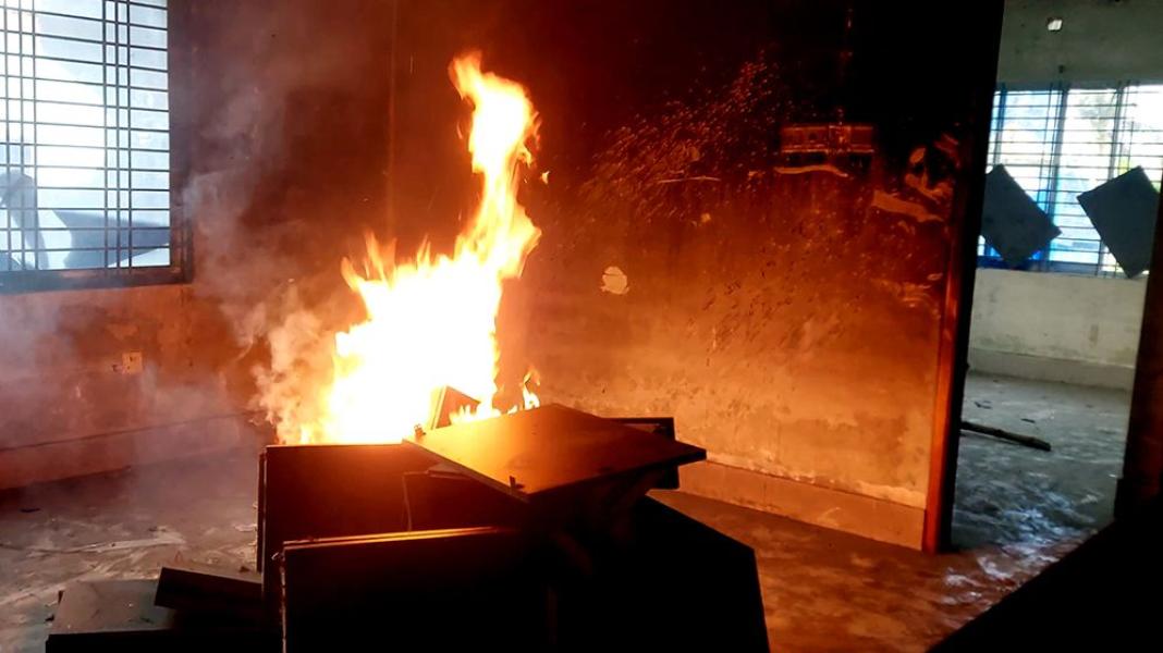 মাগুরায় উদ্বোধনের পর আ.লীগ কার্যালয়ে আগুন, তিন নেতাকর্মী আটক