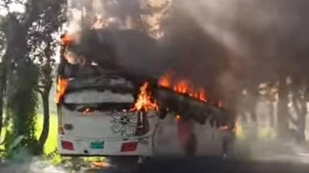 মহাসড়কে হঠাৎ চলন্ত বাসে আগুন, একজনের পোড়া লাশ উদ্ধার