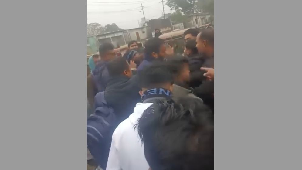 ‘ছাত্রদের টিকিট লাগে না’—বলেই টিটিইকে মারধর, ভিডিও ভাইরাল