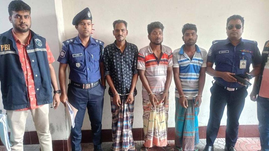 ঘরে থাকা দা দিয়ে কুপিয়ে কুলসুমকে হত্যা করে তিনজন