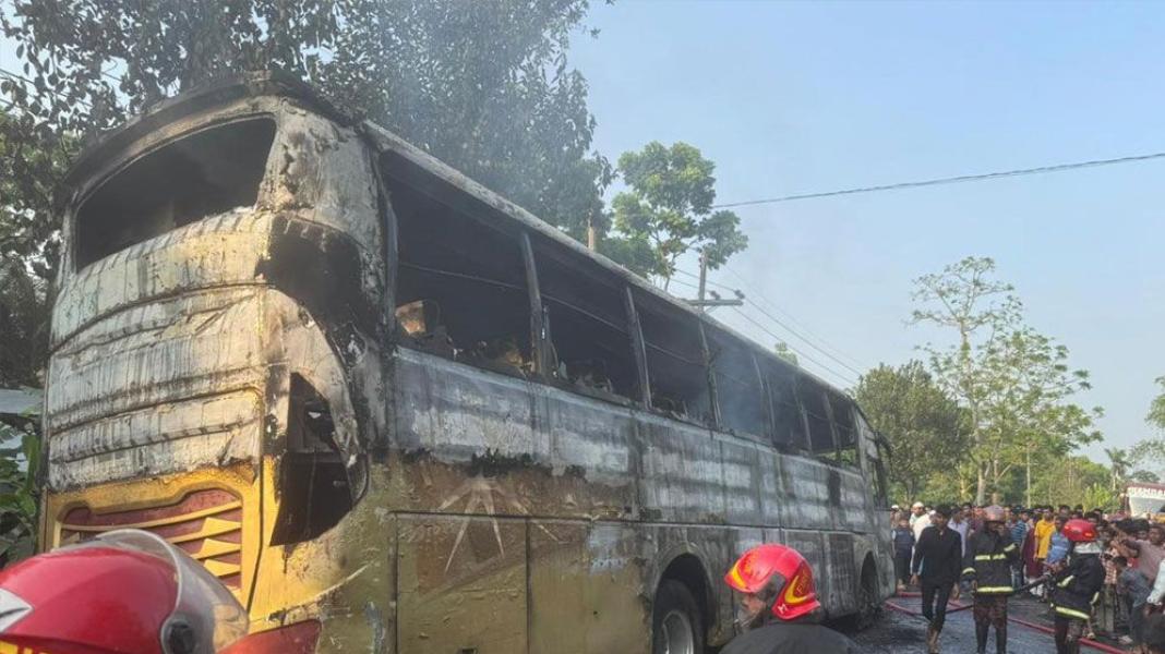 যশোরে চলন্ত বাসে ভয়াবহ অগ্নিকাণ্ড