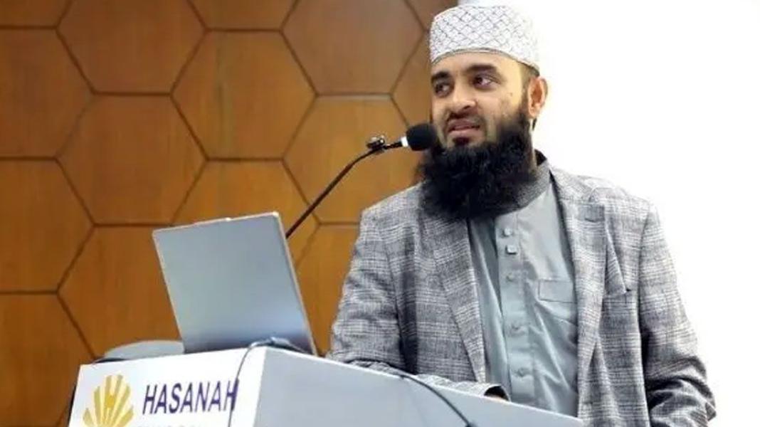 ‘হজ হেল্প ডেস্ক’ সেবা চালু করলেন আজহারী