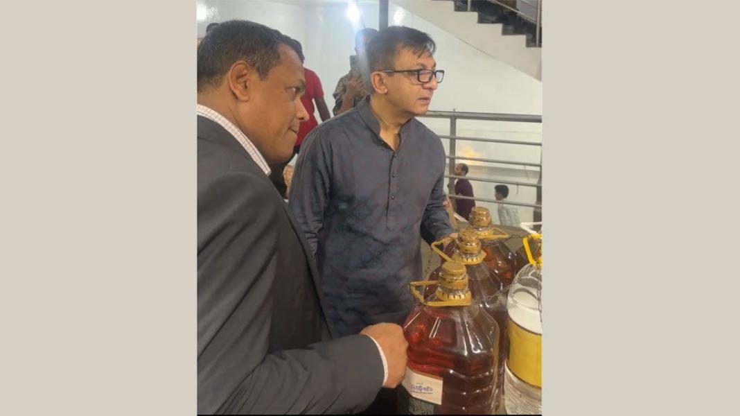 বাজারে আকস্মিক পরিদর্শনে বাণিজ্যমন্ত্রী, যা দেখলেন