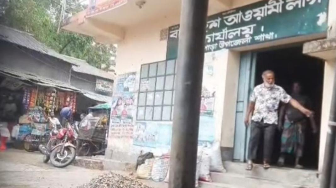 আ.লীগ অফিসের তালা ভেঙে দখলে নিলেন মহিলা দল নেত্রীর স্বামী