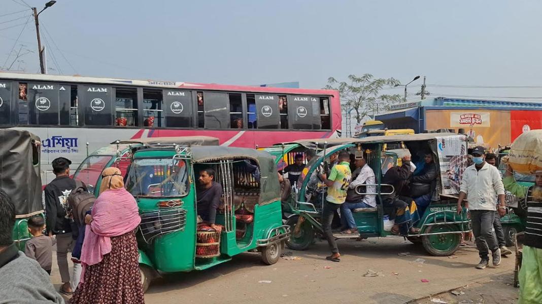 নির্বাচনী বাড়ি ফেরা: ময়মনসিংহের পথে পথে যাত্রী ভোগান্তি, অতিরিক্ত ভাড়ার নৈরাজ্য